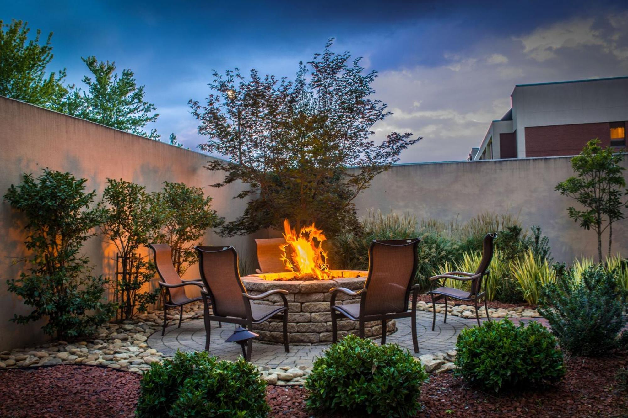 Courtyard Greensboro Airport Exterior foto