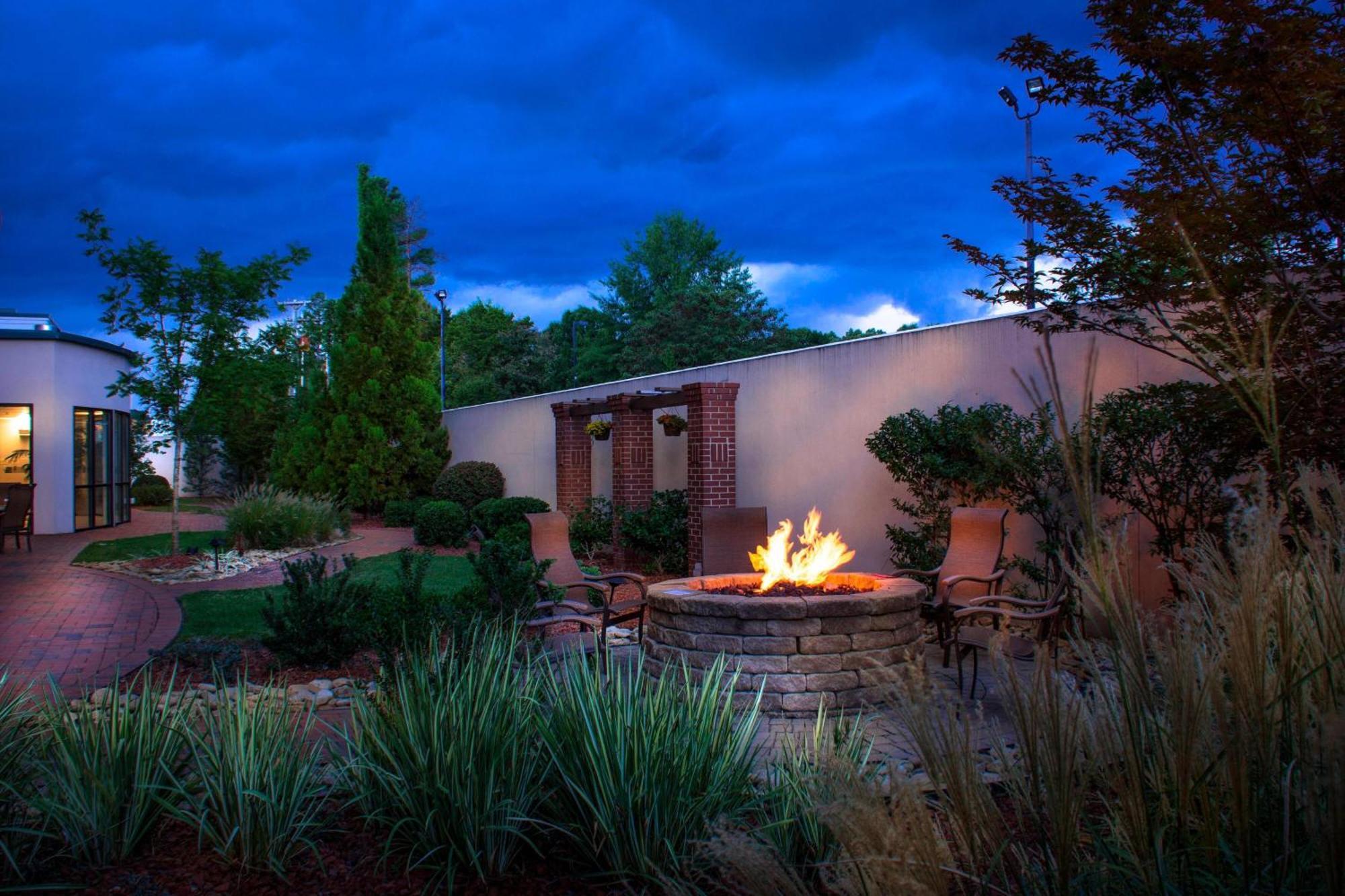 Courtyard Greensboro Airport Exterior foto
